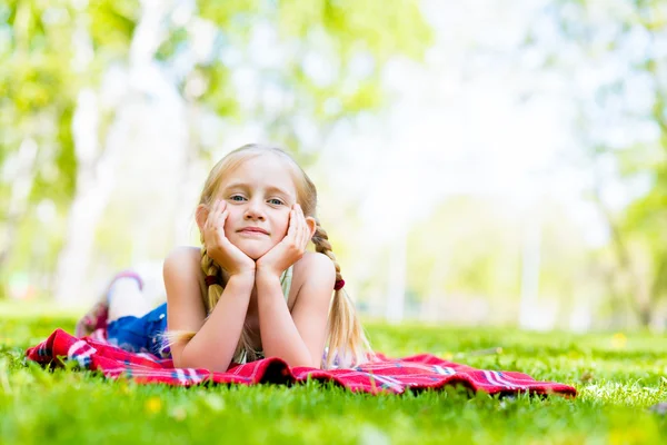 Parktaki kız gülümseyerek — Stok fotoğraf