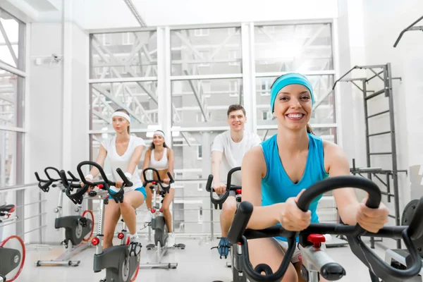 Giovani che fanno attività fisica in bicicletta — Foto Stock