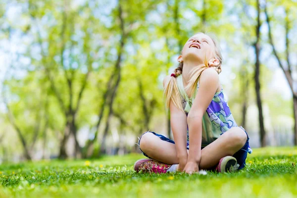 Lachende meisje in een park — Stockfoto