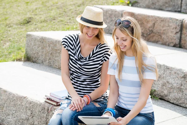 Friends sitting on steps — Stock Photo, Image