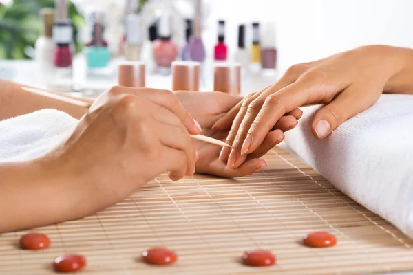 Donna in salone che riceve la manicure — Foto Stock