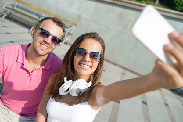 Sonriente pareja tomando selfie retrato —  Fotos de Stock