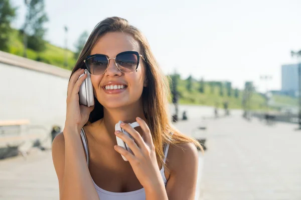 Menina morena usando fones de ouvido — Fotografia de Stock