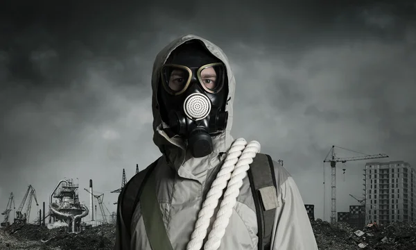 가스 마스크에서 남자 생존자 — 스톡 사진