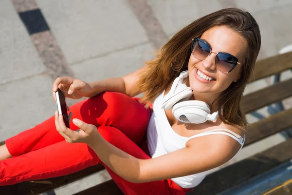 Brunetka dama z telefonu komórkowego — Zdjęcie stockowe