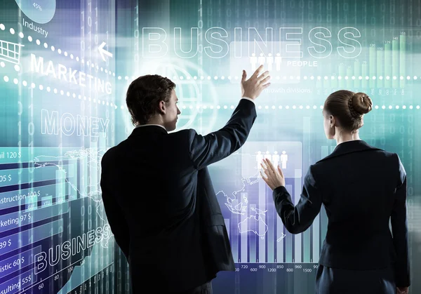 Affärsmannen och affärskvinna med virtuella panel — Stockfoto
