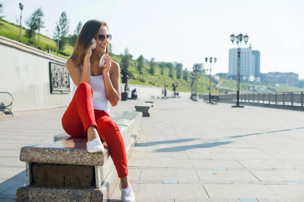 Brunetka v letním parku — Stock fotografie