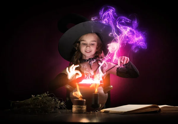 Kis halloween boszorkány — Stock Fotó