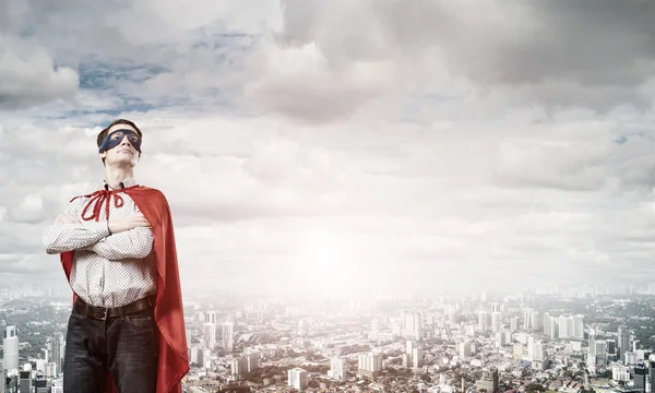 Superhjälten affärsman i mask — Stockfoto