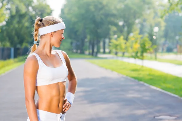 Joven deporte mujer de pie — Foto de Stock