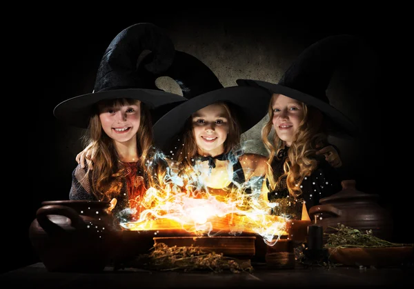 Три маленькие ведьмы — стоковое фото