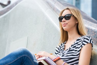 Öğrenci kıza merdiven