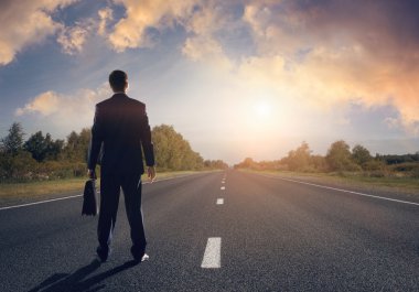 başarıya giden yol üzerinde işadamı