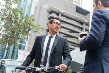 Açık havada konuşurken işadamları