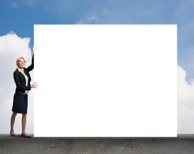 Genç işkadını holding beyaz boş