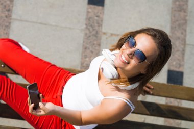 cep telefonu ile esmer kadın