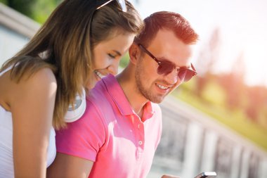 Gülümseyen çift Smartphone kullanarak