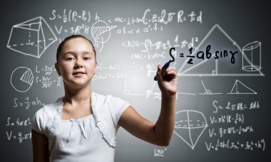 liseli kız ekranda çizim