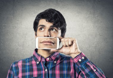 Akıllı telefon tutan adam.