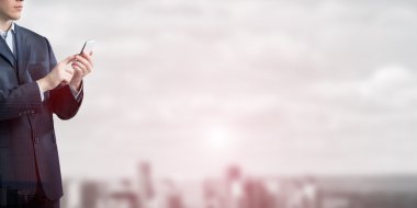 Cep telefonu kullanan iş adamı