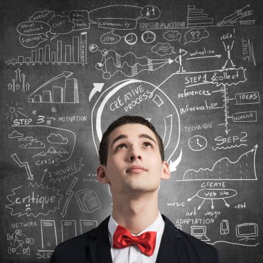 genç adam giyen kırmızı papyon