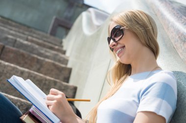 Öğrenci kıza merdiven