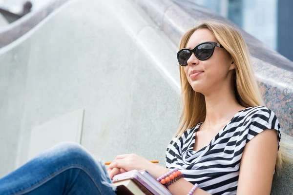 Öğrenci kıza merdiven