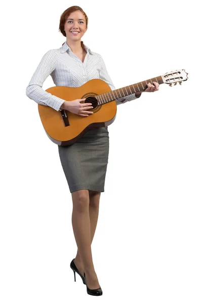 Femme d'affaires joyeuse jouant de la guitare — Photo