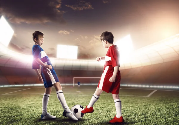 Meninos jogando futebol no estádio — Fotografia de Stock