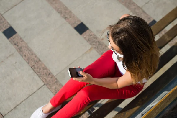 cep telefonu ile esmer kadın