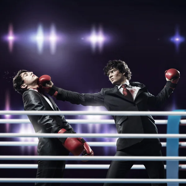 Affärsmän med boxhandskar — Stockfoto