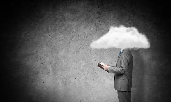 Hombre de negocios con cabeza en la nube — Foto de Stock