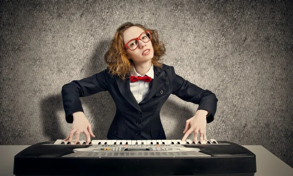 Смешная женщина играет на пианино — стоковое фото