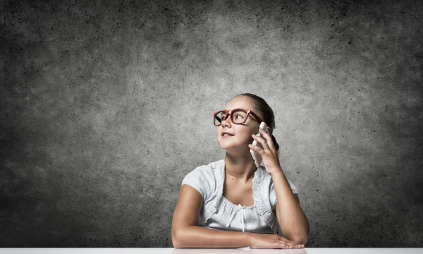 Kid girl using mobile — Stock Photo, Image