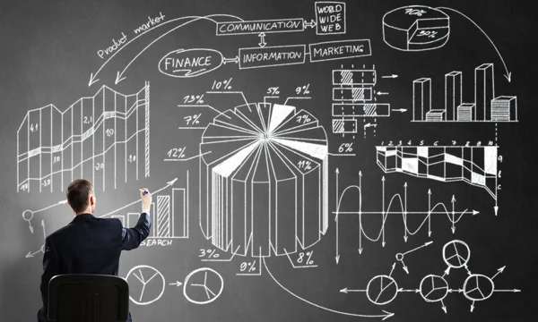 Homem de negócios esboçando infográficos — Fotografia de Stock