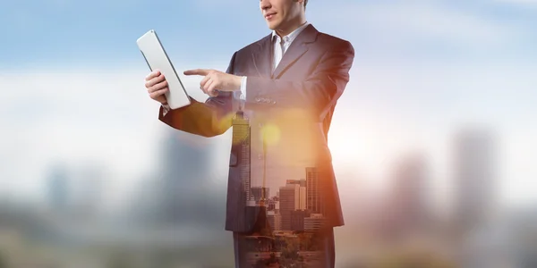 Biznesmen za pomocą urządzenia typu tablet — Zdjęcie stockowe