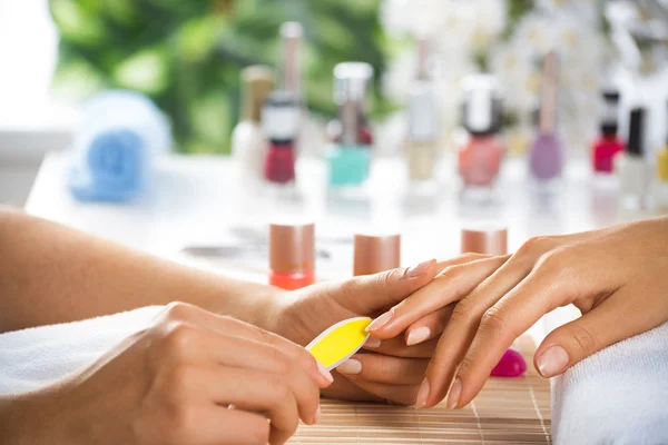 Kobieta w salonie otrzymania do manicure — Zdjęcie stockowe