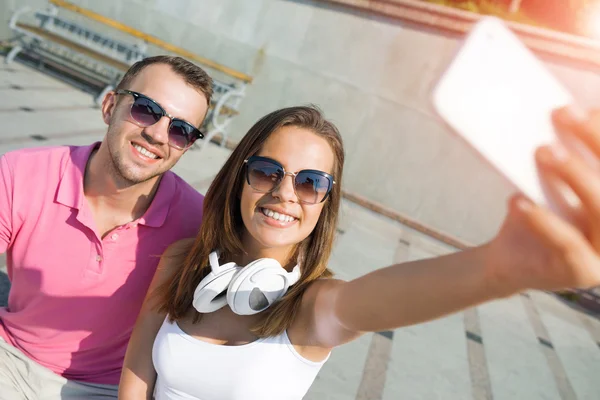 Lächelndes Paar beim Selfie-Porträt — Stockfoto