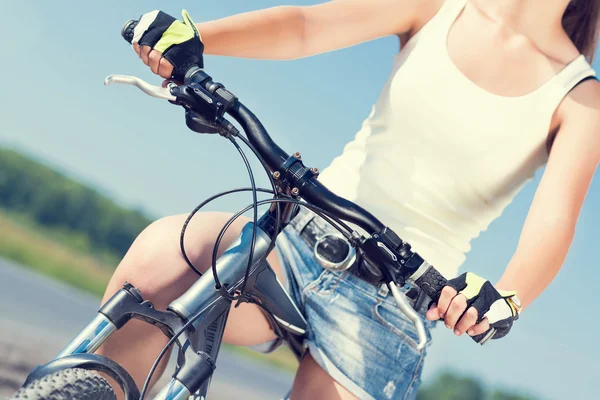 Mujer joven montando bicicleta — Foto de Stock