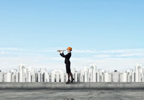 Ingeniera mujer mirando en vidrio espía — Foto de Stock