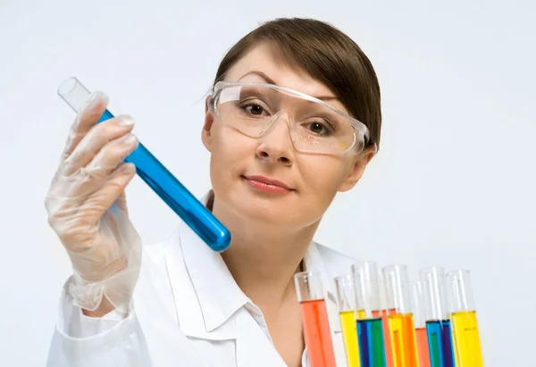 Scienziato femminile che fa test — Foto Stock