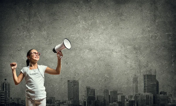 Menina bonito usando megafone — Fotografia de Stock