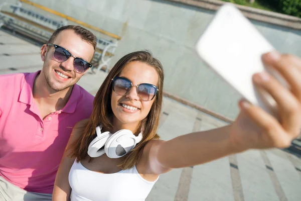 笑顔のカップル selfie 肖像画を撮影 — ストック写真