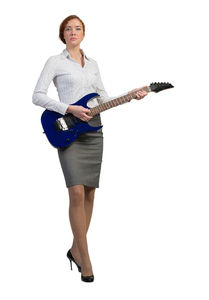 Mujer de negocios tocando guitarra electrónica — Foto de Stock