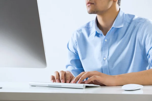 Junger Mann bei der Arbeit — Stockfoto