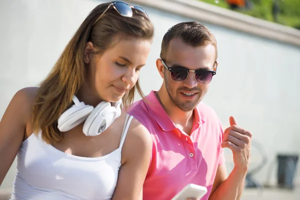 Coppia sorridente con smartphone — Foto Stock