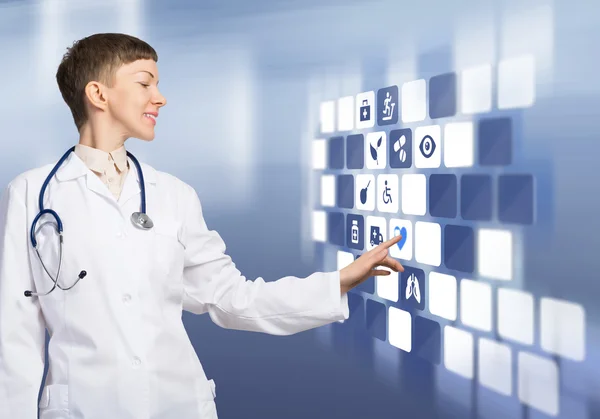 Mujer médico tocando pantalla de medios — Foto de Stock