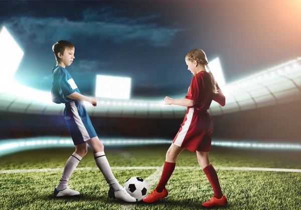 Adolescentes jogando futebol no estádio — Fotografia de Stock