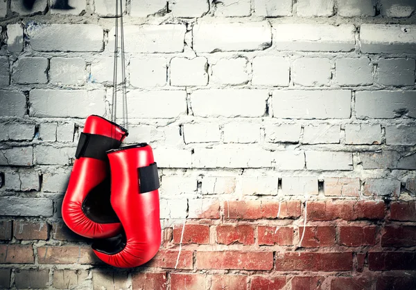 Boxhandschuhe an Wand genagelt — Stockfoto