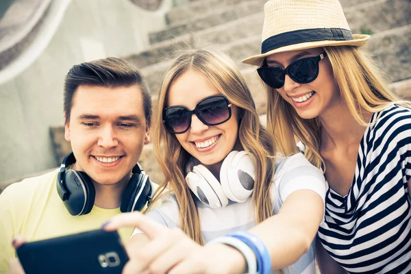 Junge Leute machen Selfie — Stockfoto